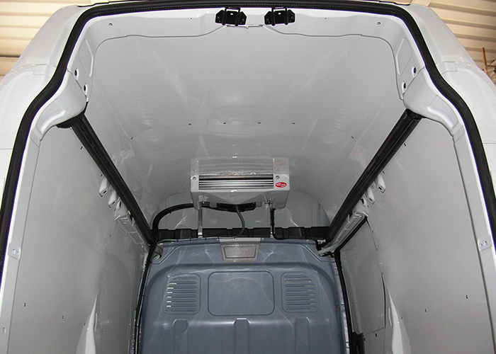 rivestimenti in vetroresina e allestimento con climatizzatore per trasporto alimenti su furgoni