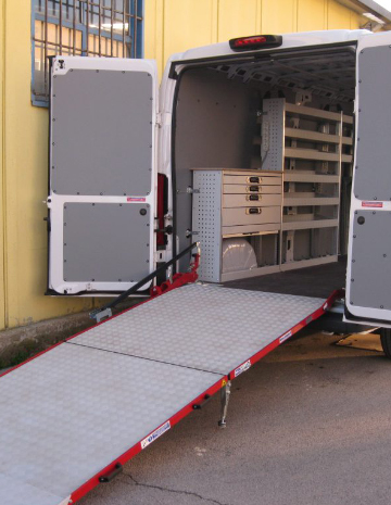 foto furgone rivestito con scaffalatura , pianale e rampa di carico