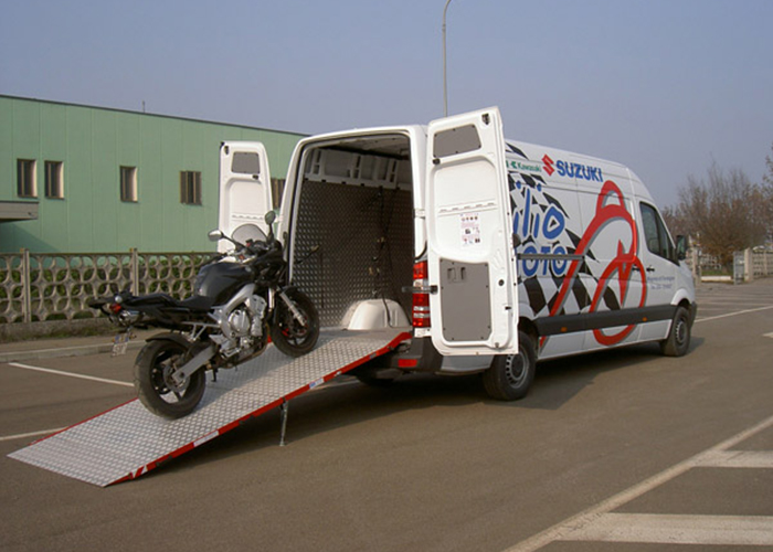 allestimento di furgoni per il trasporto di moto e motocross
