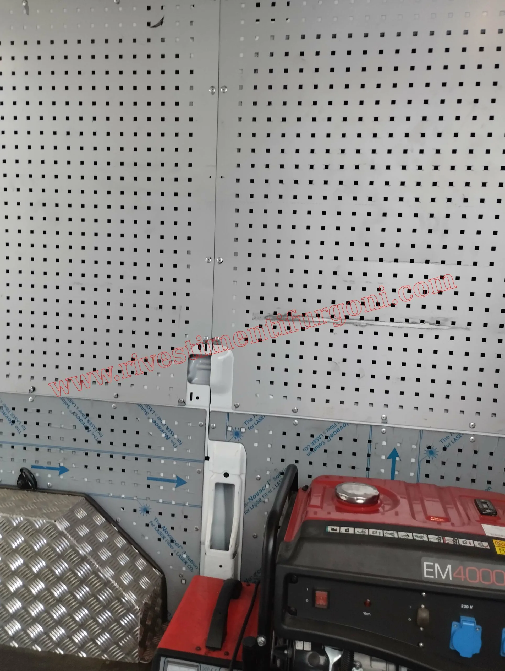 rivestimento in alluminio liscio forato