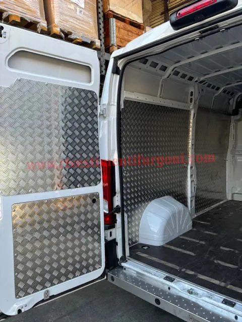 rivestimento vano di carico in alluminio mandorlato per per Fiat Ducato, Ford Transit, Mercedes-Benz Sprinter, Volkswagen Crafter, Iveco Daily, Renault Master, Peugeot Boxer, Citroën Jumper, Opel Movano, Fiat Doblo, Ford Transit Connect, Renault Kangoo, Citroën Berlingo, Peugeot Partner, Opel Combo, Toyota Proace City, Fiat Scudo, Citroën Jumpy, Peugeot Expert, Toyota Proace, Opel Vivaro, Renault Trafic, Nissan NV300, Dacia Dokker, Renault Express, Volkswagen Caddy, Volkswagen Transporter, Ford Custom, MAN TGE, Mercedes Vito, Hyundai H350, Nissan NV200, Nissan Primastar, Nissan Interstar, Fiat Talento