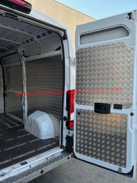 rivestimento vano di carico in alluminio mandorlato per per Fiat Ducato, Ford Transit, Mercedes-Benz Sprinter, Volkswagen Crafter, Iveco Daily, Renault Master, Peugeot Boxer, Citroën Jumper, Opel Movano, Fiat Doblo, Ford Transit Connect, Renault Kangoo, Citroën Berlingo, Peugeot Partner, Opel Combo, Toyota Proace City, Fiat Scudo, Citroën Jumpy, Peugeot Expert, Toyota Proace, Opel Vivaro, Renault Trafic, Nissan NV300, Dacia Dokker, Renault Express, Volkswagen Caddy, Volkswagen Transporter, Ford Custom, MAN TGE, Mercedes Vito, Hyundai H350, Nissan NV200, Nissan Primastar, Nissan Interstar, Fiat Talento