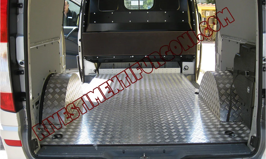 Pianale in alluminio mandorlato antiscivolo per furgoni professionali.