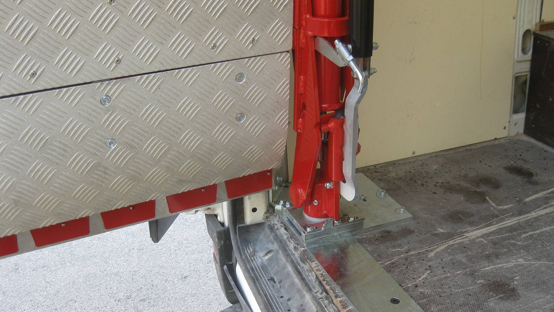dettaglio kit rotazione rampe di carico per furgoni