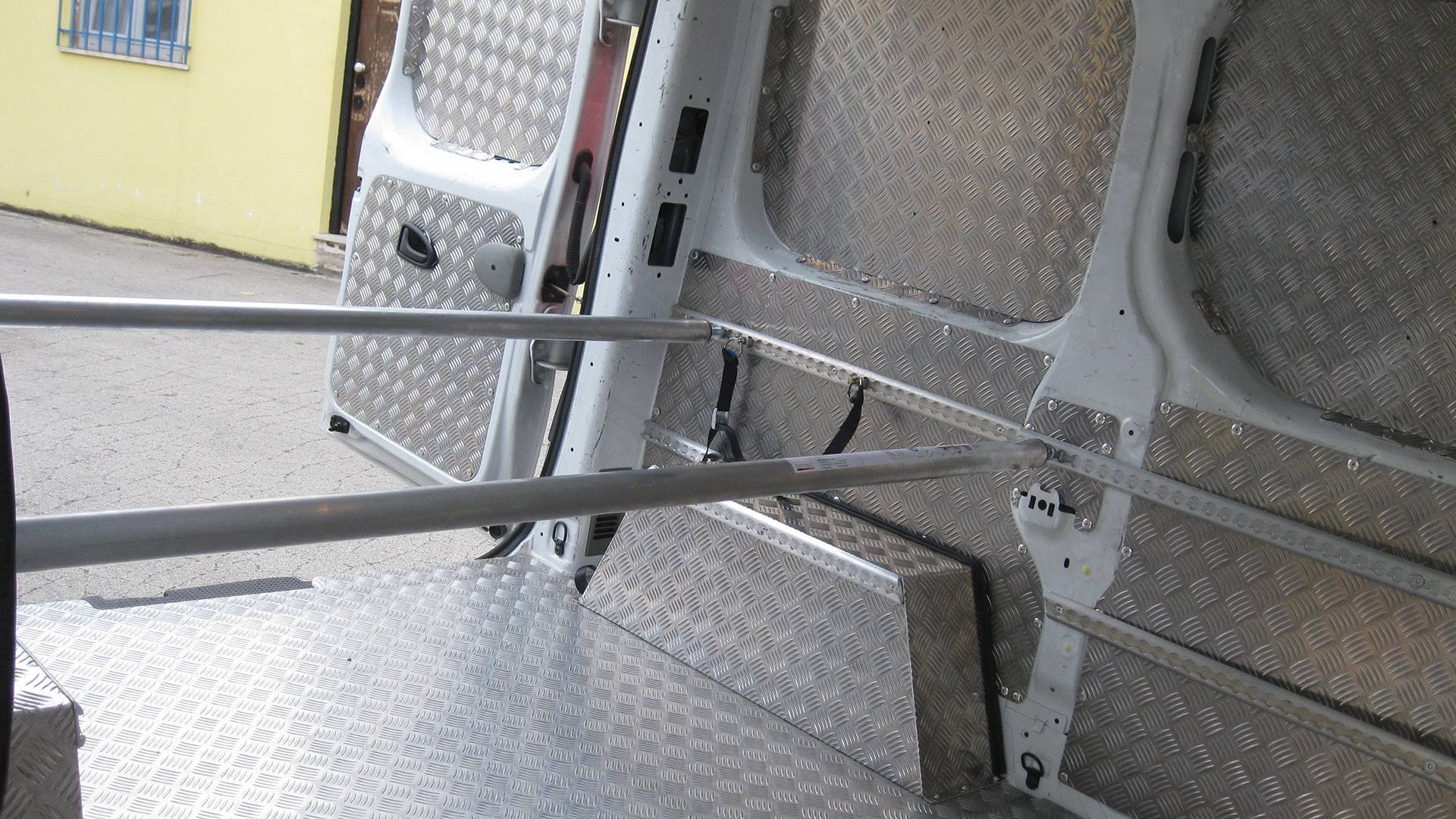 rivestimenti in alluminio interni per furgoni