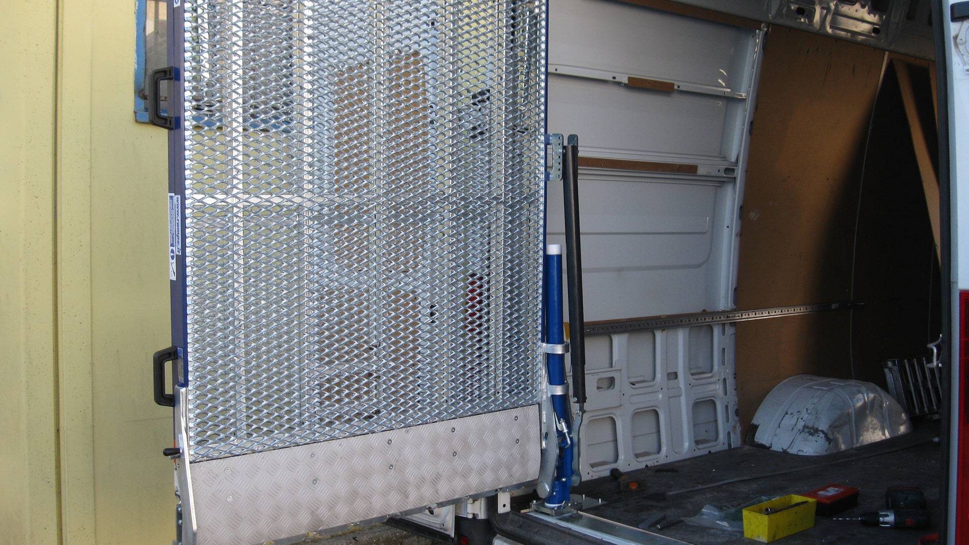rampa a rete zincata con kit girevole per furgoni